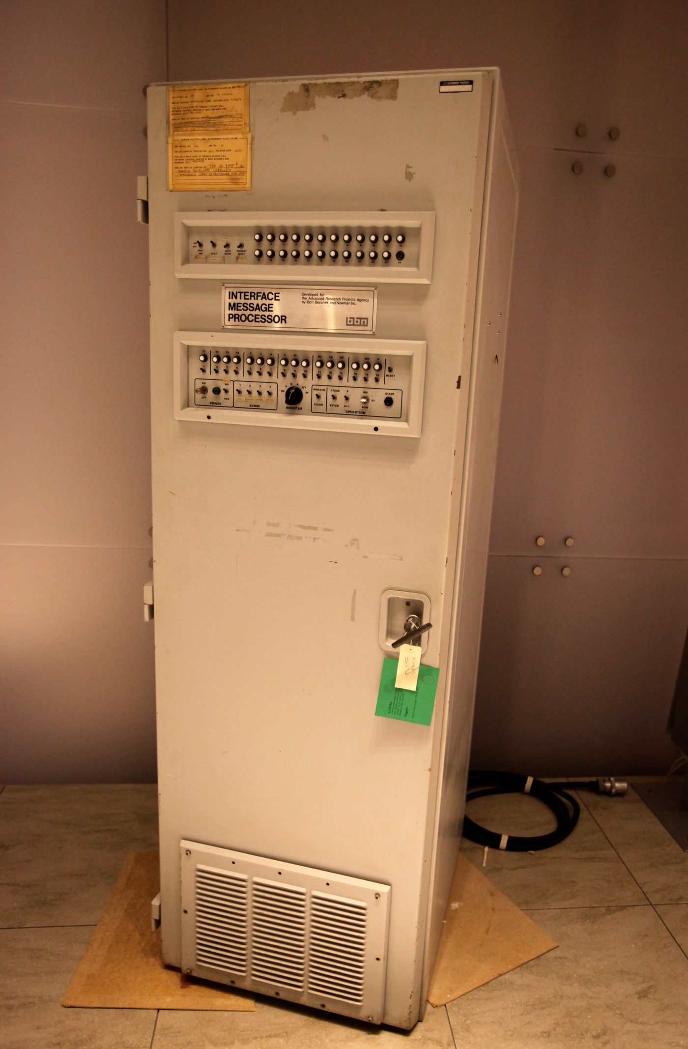 Le premier routeur ARPANET (Interface Message Processor) utilisé à UCLA en 1969